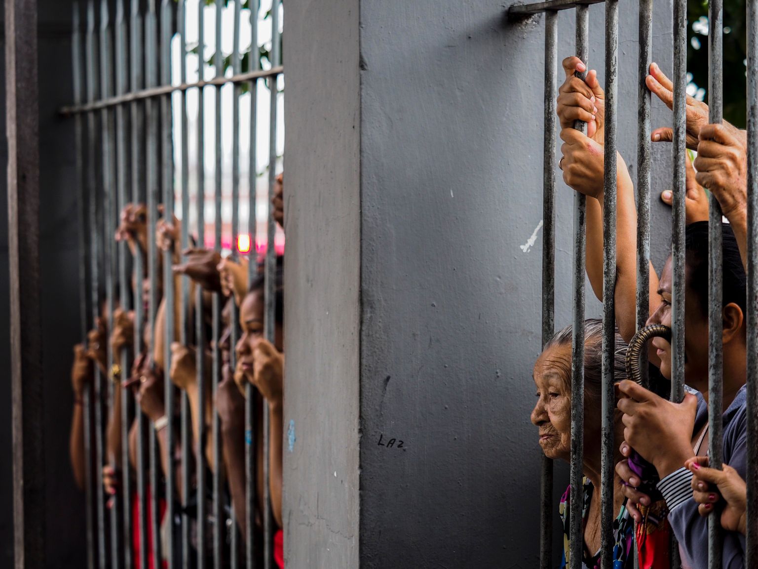 Sugulased Brasiilias Amazonase vanglas ootamas teateid lähedastest. Ühe nädala jooksul tapeti vanglates üle saja kurjategija.