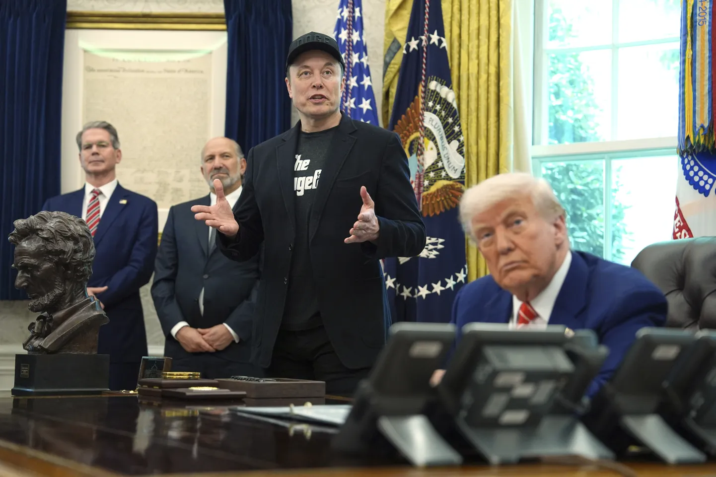 Илон Маск и Дональд Трамп беседуют с журналистами в Овальном кабинете. Министр финансов Скотт Бессент стоит слева сзади.