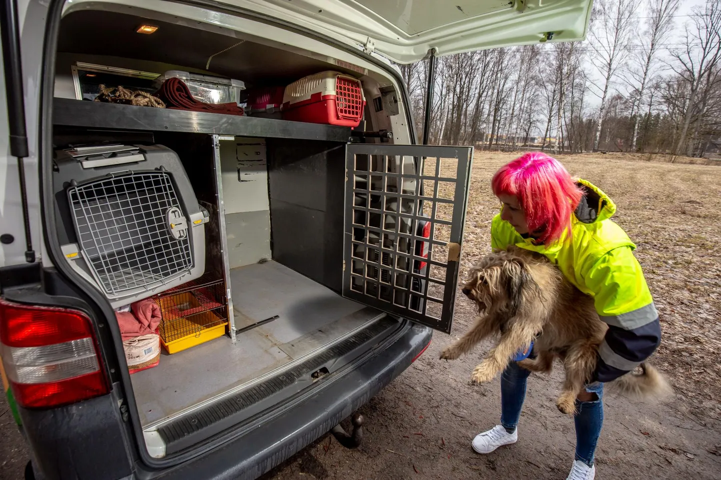 Loomapäästjate Pärnu piirkonna juht Anu Palu­oja on eriti uhke selle üle, et peale kõige muu vajaliku on päästebuss varustatud loomade kiibilugejaga.