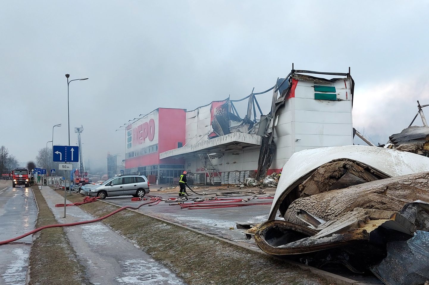 Ugunsdzēsējiem izdevies lokalizēt 13 500 kvadrātmetru plašo ugunsgrēku būvniecības preču veikalā "Depo" Rēzeknē.