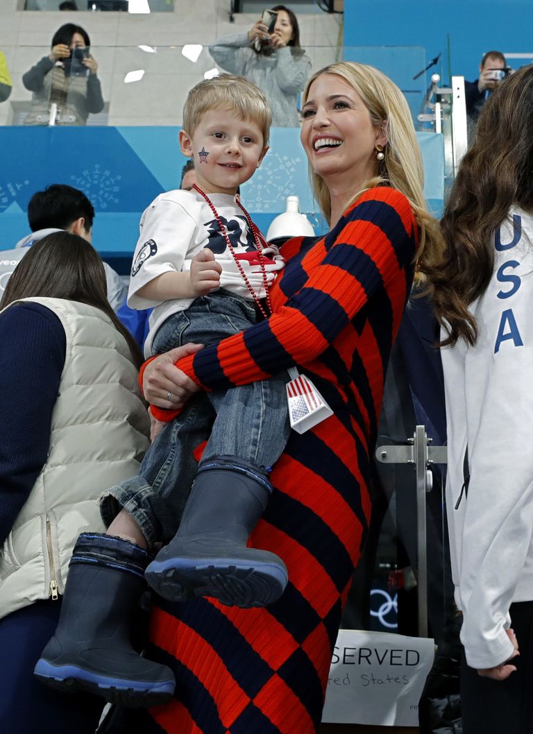 Finaalmatši jälgis Gangneungi curlinguhallis ka USA presidendi Donald Trumpi tütar ja erinõustaja Ivanka Trump, kes hoiab sel fotol pildis süles USA kapteni John Shusteri poega Luke'i.