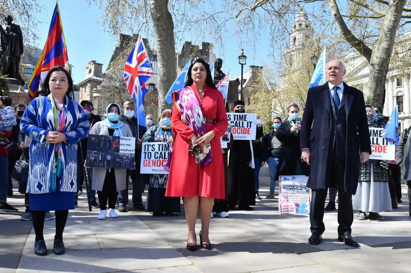 Nusrat Ghani (keskel) ja Iain Duncan Smith (paremal) uiguuri kogukonna meeleavaldusest osa võtmas.