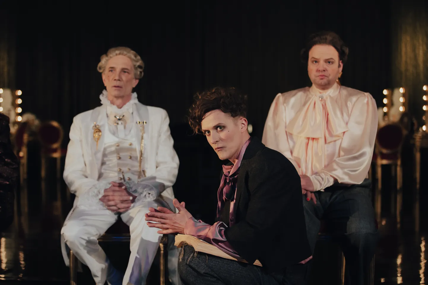 Draamateatris esietendub Peter Shafferi «Amadeus». Joseph II (Rein Oja), Wolfgang Amadeus Mozart (Tõnis Niinemets) ja krahv Johann Kilian von Strack (Tiit Sukk).