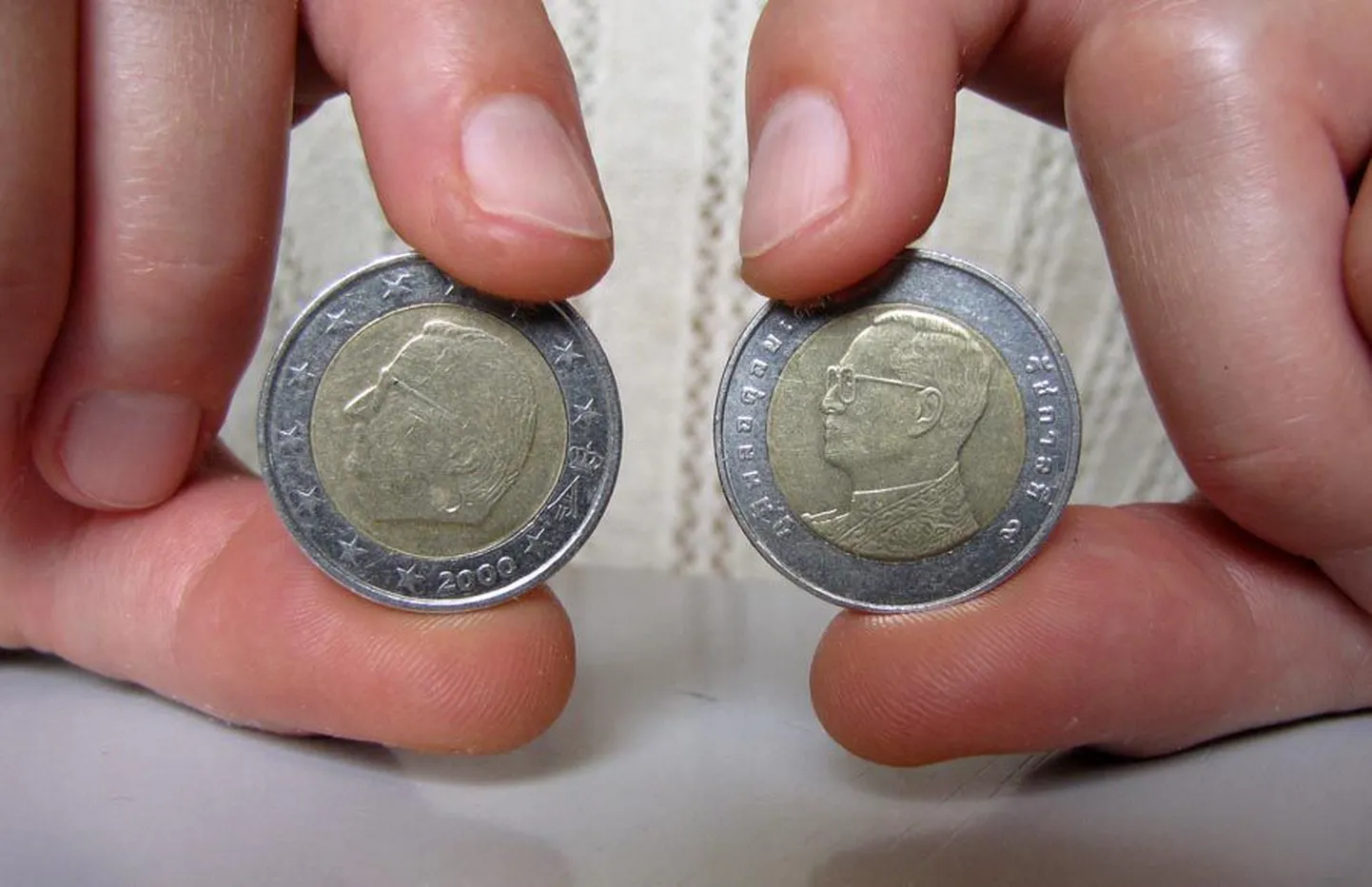 Kumb on kumb? Üks on 2-eurone ja teine 10-bahtine münt.