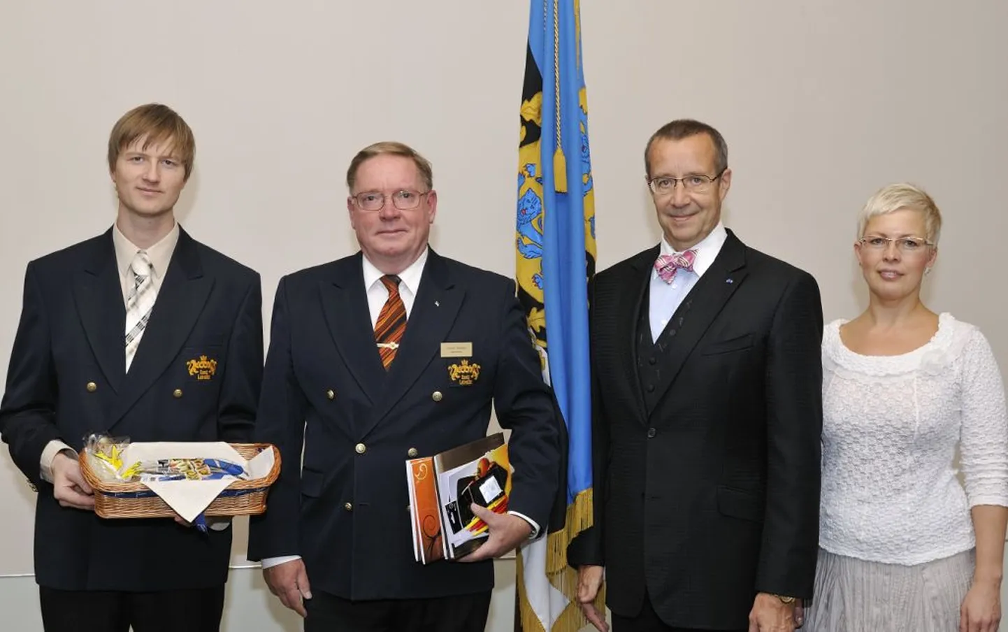Vasakult: Eesti Leivaliidu juhatuse liige Kristjan Kongo, Eesti Leivaliidu
tegevdirektor Arnold Kimber, president Toomas Hendrik Ilves ja  Evelin Ilves.