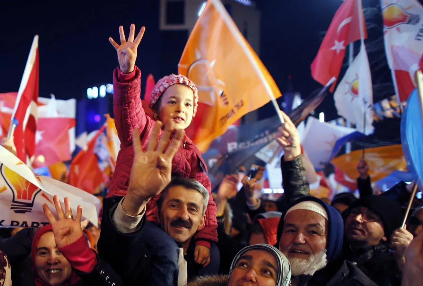 Peaminister Recep Tayyip Erdoğani toetajad rõõmustasid Ankaras valimisvõidu üle.