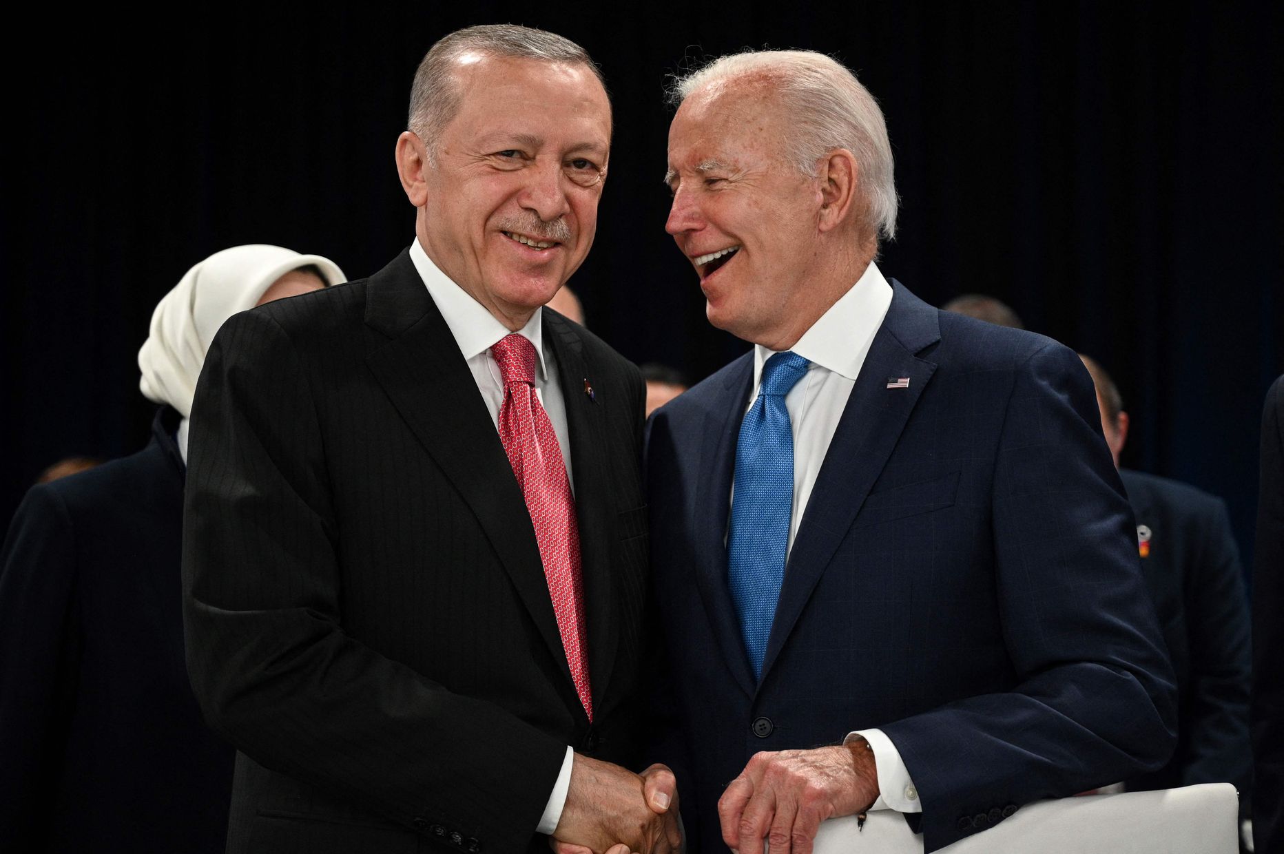 Президент Турции Реджеп Тайип Эрдоган (слева) и президент США Джо Байден обмениваются рукопожатием в начале первого пленарного заседания саммита НАТО в конгресс-центре Ifema в Мадриде, 29 июня 2022 года.
