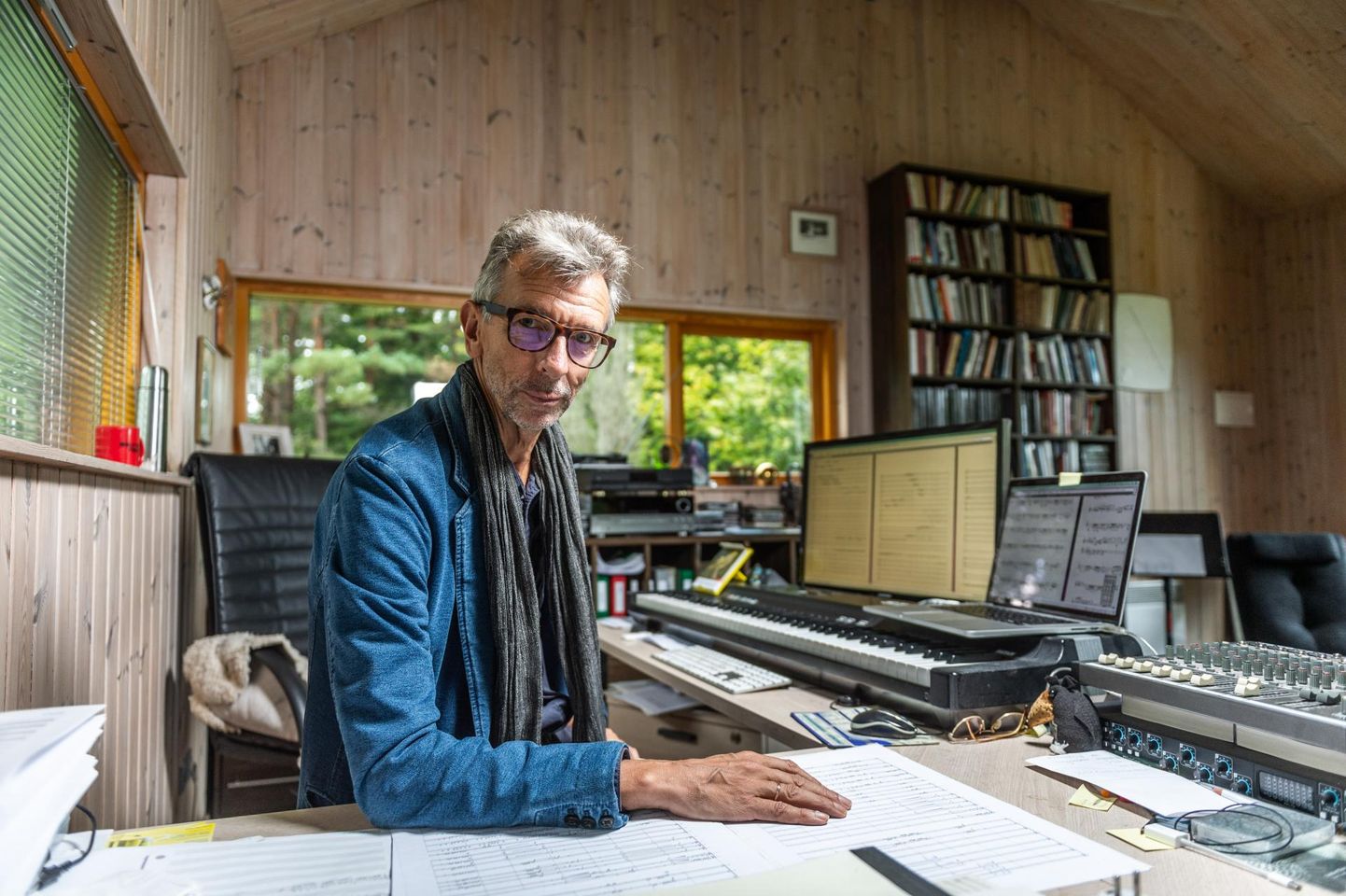 Erkki-Sven Tüür 2019. aastal oma Hiiumaa kodus töölaua taga.