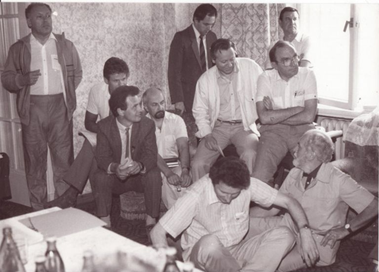 PSRS Tautas deputātu apspriede 1989.g maijā Maskavā viesnīca "Moskva". No kreisās - Ivars Strautiņš, Jānis Vanags, Andrejs Cīrulis, Juris Bojārs, Viktors Avotiņš, Viktors Skudra, Nikolajs Neilands, Juris Janeks. Priekšplānā - Dainis Īvāns un Vilens Tolpežņikovs. Fotogrāfijas autors - pagaidām nav zināms 