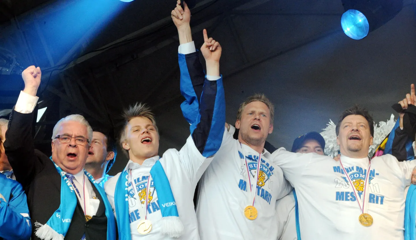 Soome jäähokiliidu president Kalervo Kummola (vasakult), Mikael Granlund, kapten Mikko Koivu ja peatreener Jukka Jalonen Helsingis võidupeol.
