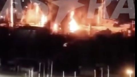Video ⟩ Ukraina devusi triecienu divām Krievijas naftas pārstrādes rūpnīcām