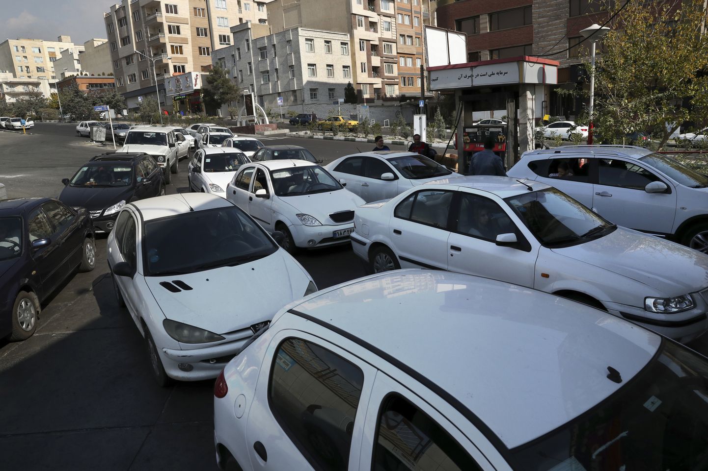 Autod Teheranis tanklajärjekorras pärast kütusehindade tõusu.
