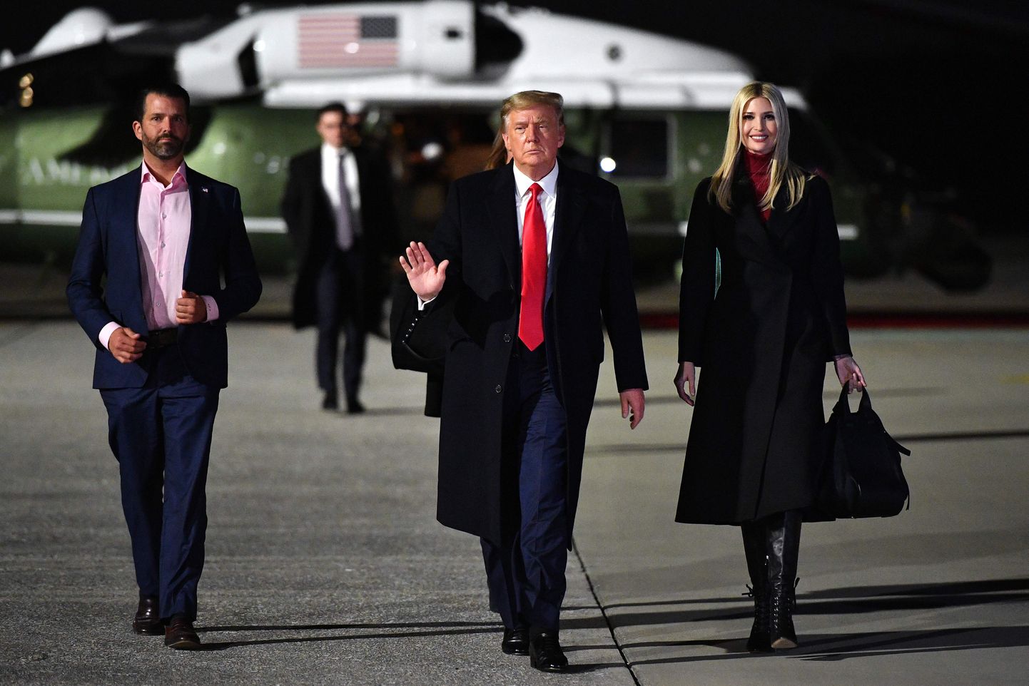 Donald Trump (keskel) koos toona nõuniku rollis olnud laste Ivanka Trumpi ja Donald Trump juunioriga 4. jaanuaril 2021.