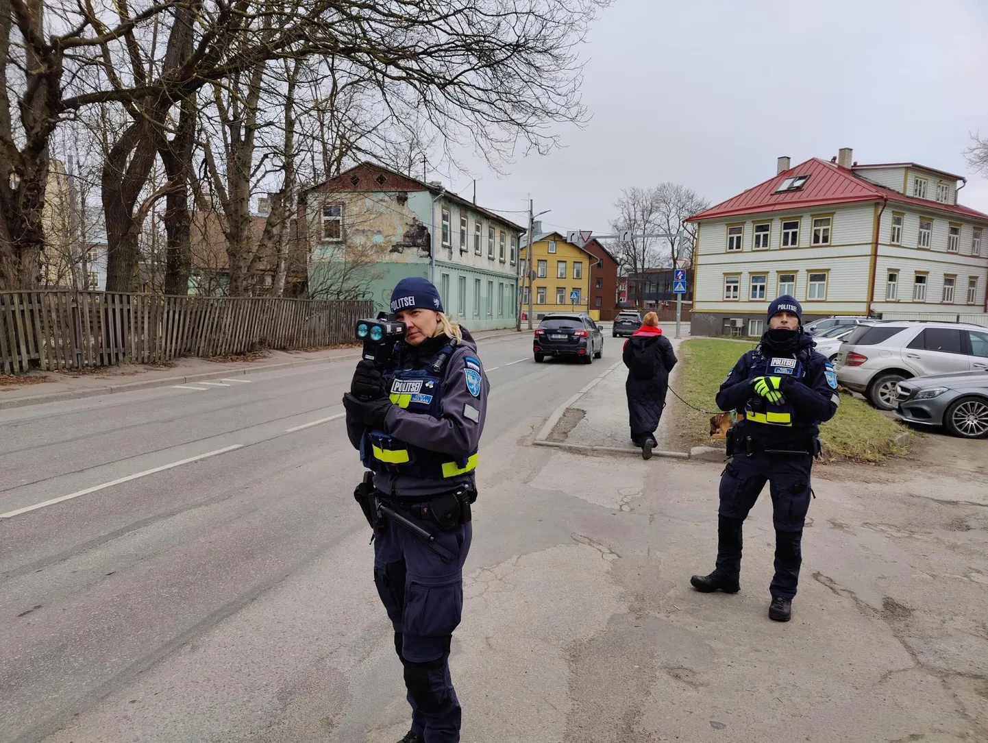 Сотрудники полиции измеряют скорость на улице Теллискиви.