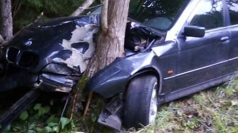 Тяжелое ДТП: автомобиль врезался в дерево