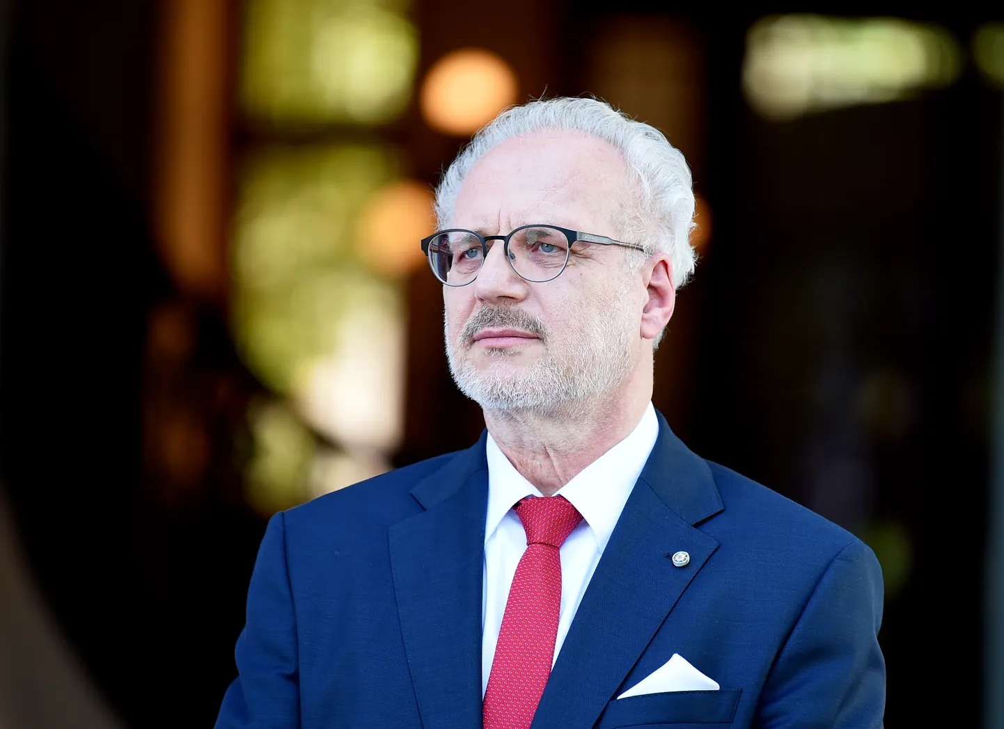 Valsts prezidents Egils Levits tikšanās laikā ar Tokijas paraolimpisko spēļu dalībniekiem Rīgas pils pagalmā.