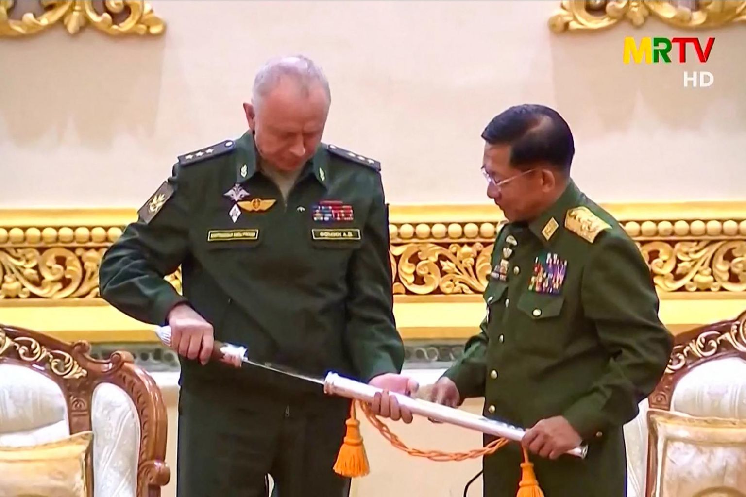 Venemaa asekaitseminister Aleksandr Fomin sai Myanmari vägede ülemjuhatajalt Min Aung Hlaingilt kingituseks mõõga.