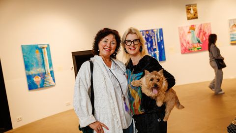 GALERII ⟩ Kunstniku Katta II Grüneri uus näitus ühendab maali ja moekunsti