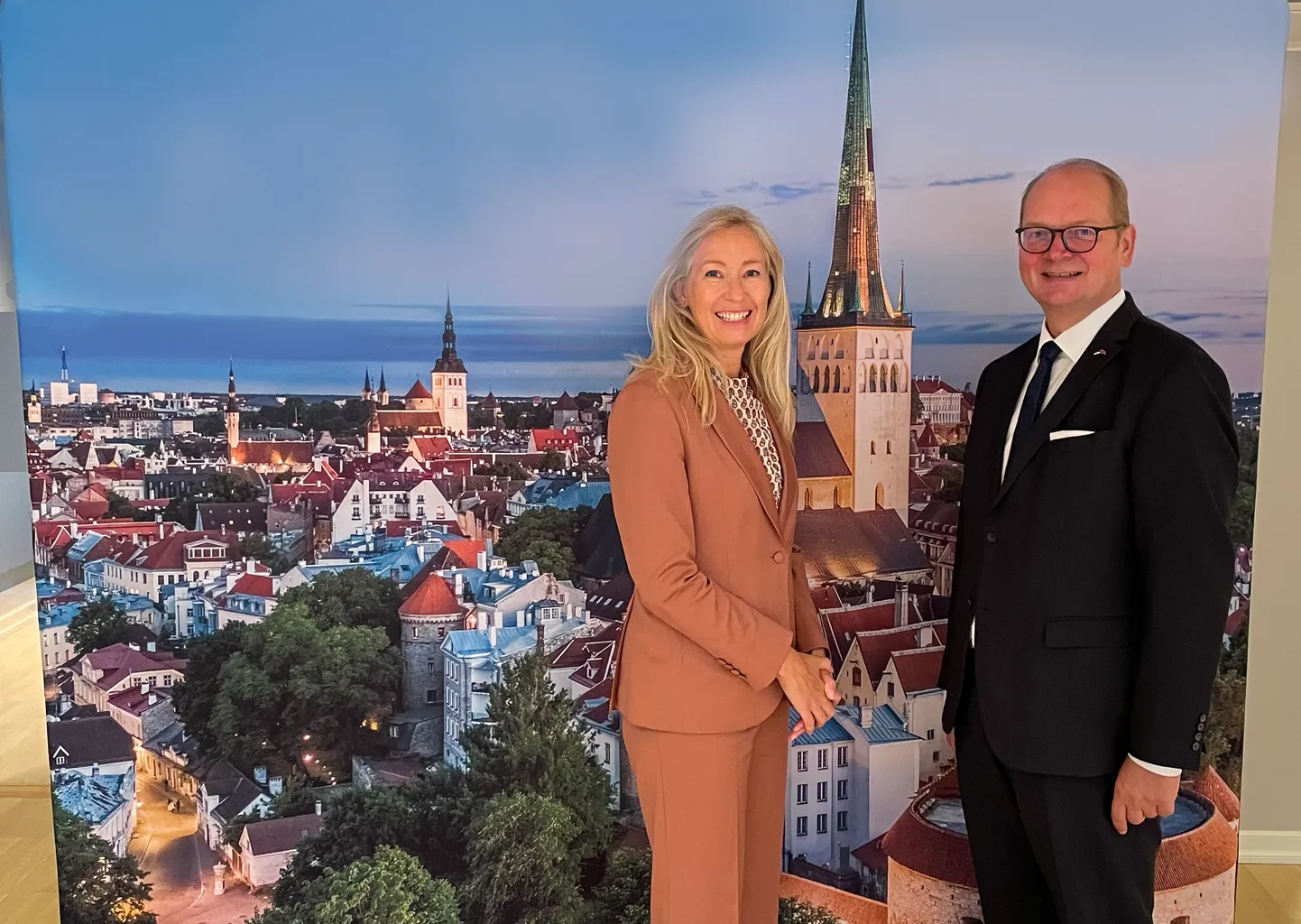 Cegali asejuht ja Tallinna kontori juhataja Randi Navarro kohtumas Eesti suursaadikuga Norras Lauri Bambusega.