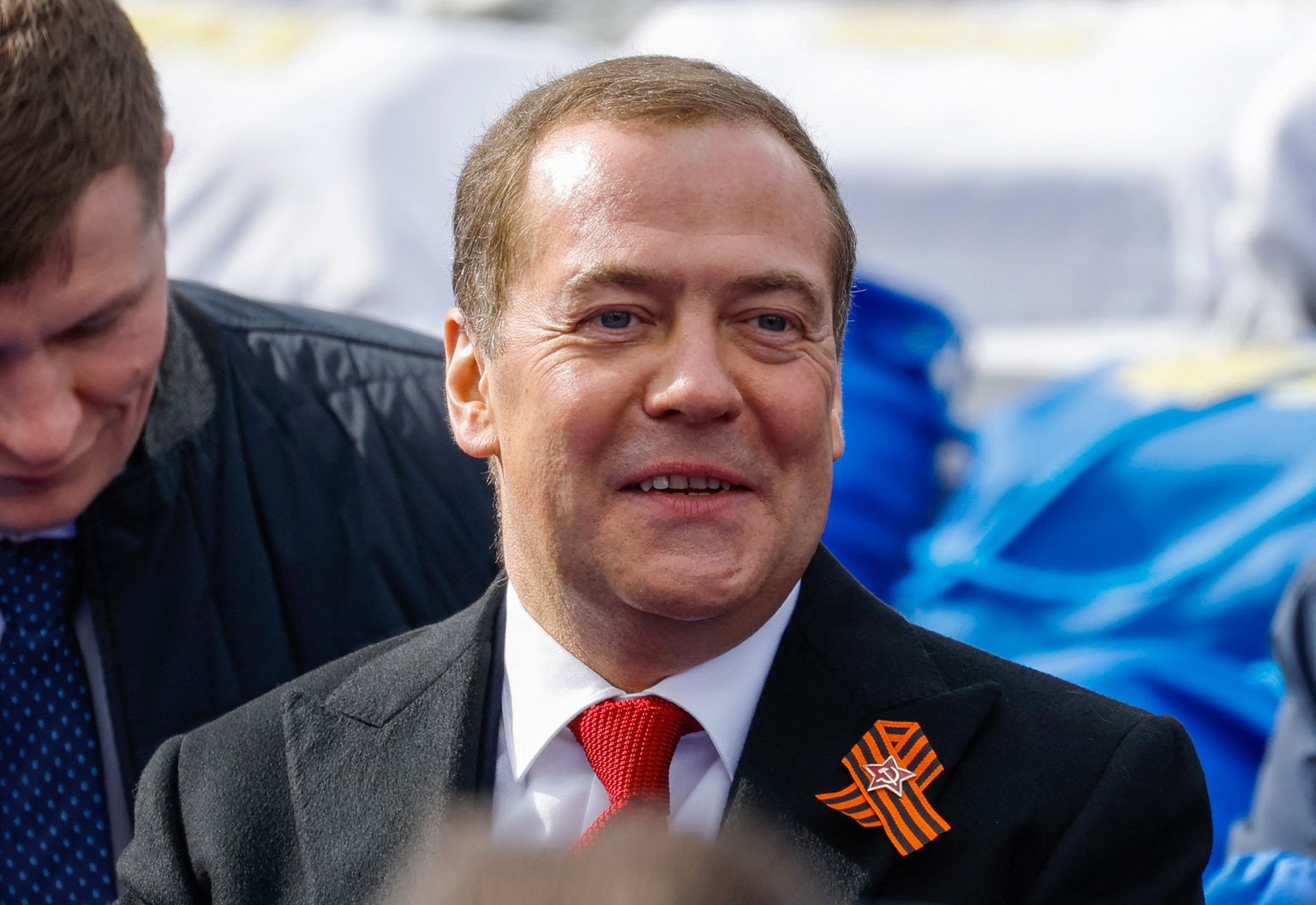 Venemaa endine peaminister ja president Dmitri Medvedev, kes on praegu Venemaa  julgeolekunõukogu aseesimees. Pildil on ta 9. mail 2022 Moskvas võidupüha tähistamisel. Venemaal tähistatakse igal aastal 9. mail võitu Natsi-Saksamaa üle suures isamaasõjas (1941–1945)