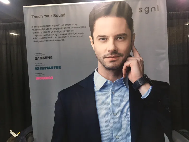 CESil esitletav seade võimaldab võtta vastu telefonikõnesid, pistes endale näpu kõrva.