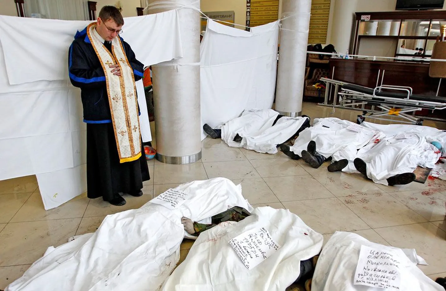 Preester eile Ukraina hotelli fuajees, kuhu oli toodud kokkupõrgetes hukkunud protestijate surnukehad.
