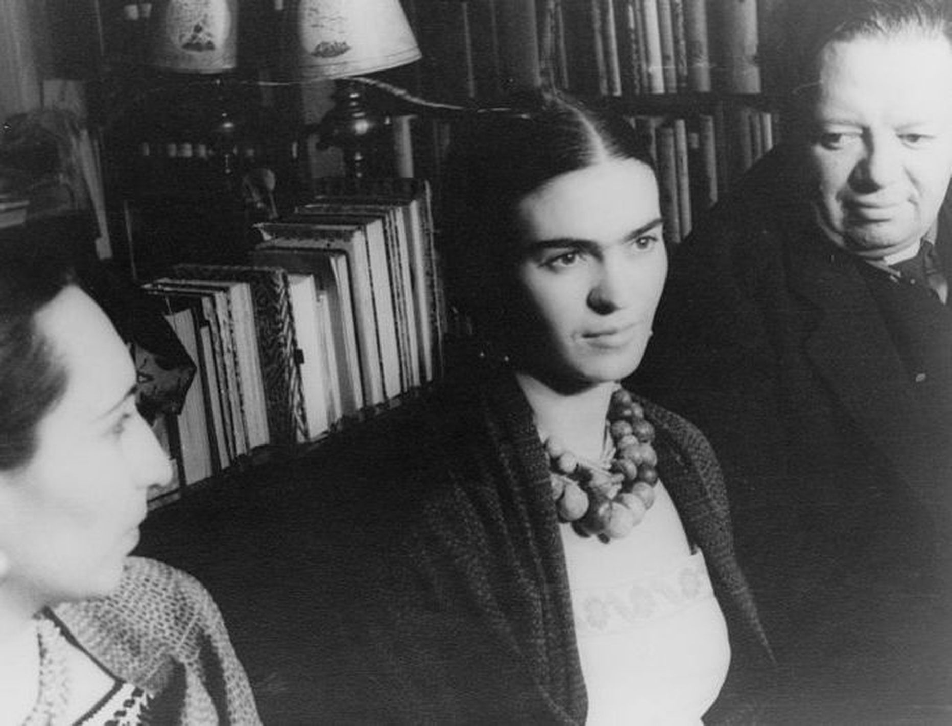 Frida Kahlo (keskel)