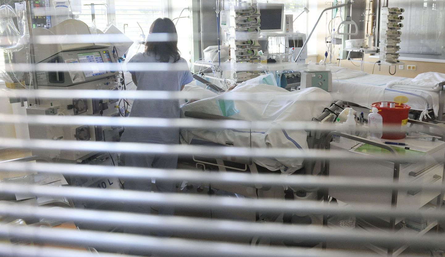 Vaade Pribrami linna haigla palatisse, kus arstid üritavad 65-aastase metanoolimürgitusega patsiendi elu päästa.