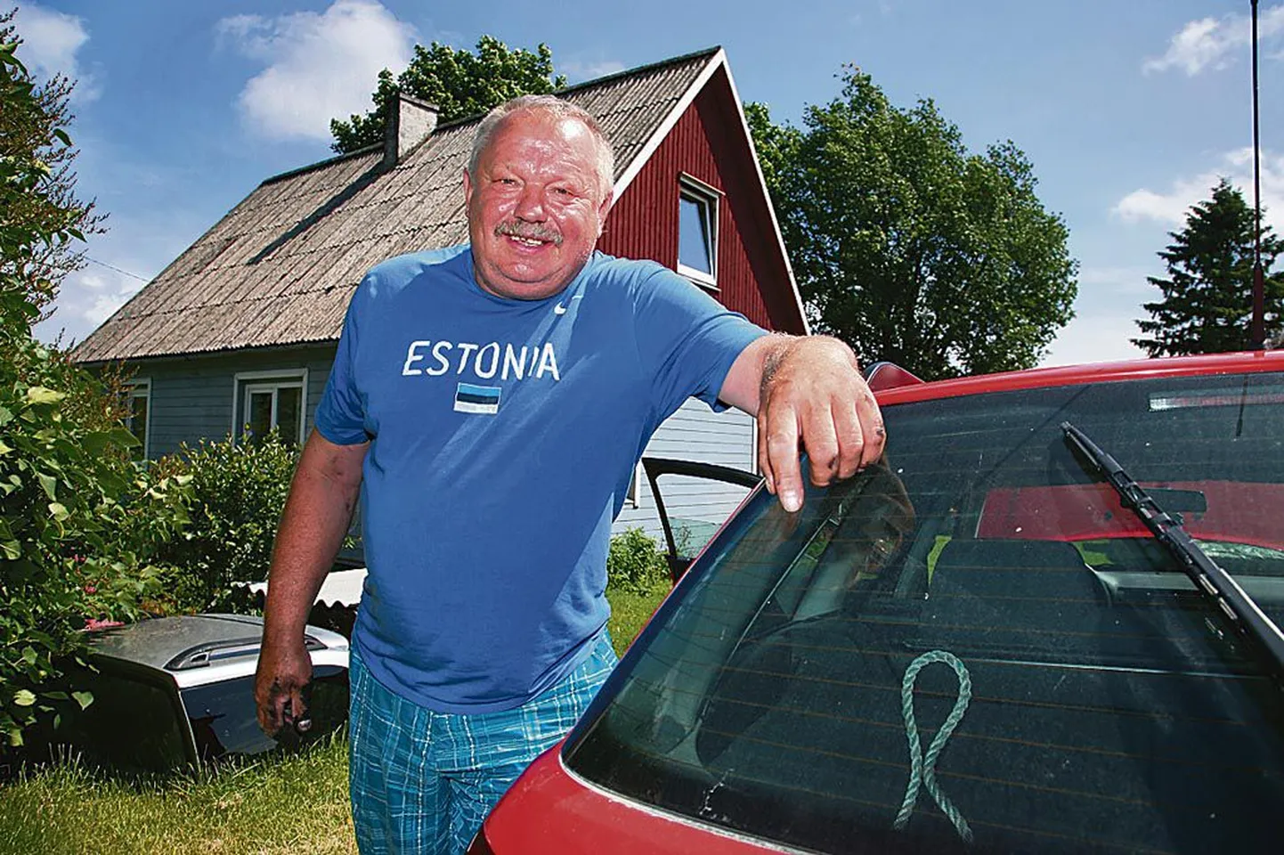 “Mul on puhkus, majal tahan katust parandada, enne kui sügisene püük pihta hakkab,” seletab traallaeval töötav Kurve talu peremees Ivo Vesik.