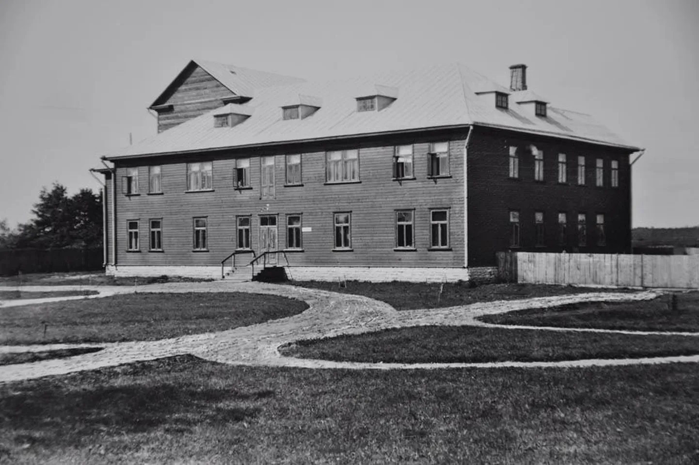 Paide vana rahvamaja on ehitatud endise Pikaküla mõisa lammutuse materjalist. Ühtlasi on see mälestusmärk vabadussõjas langenutele. Hoone pidulik avamine oli 3. veebruaril 1929. Hilisematel aastatel ehitati välisukse ette tuulekoda. U 1930