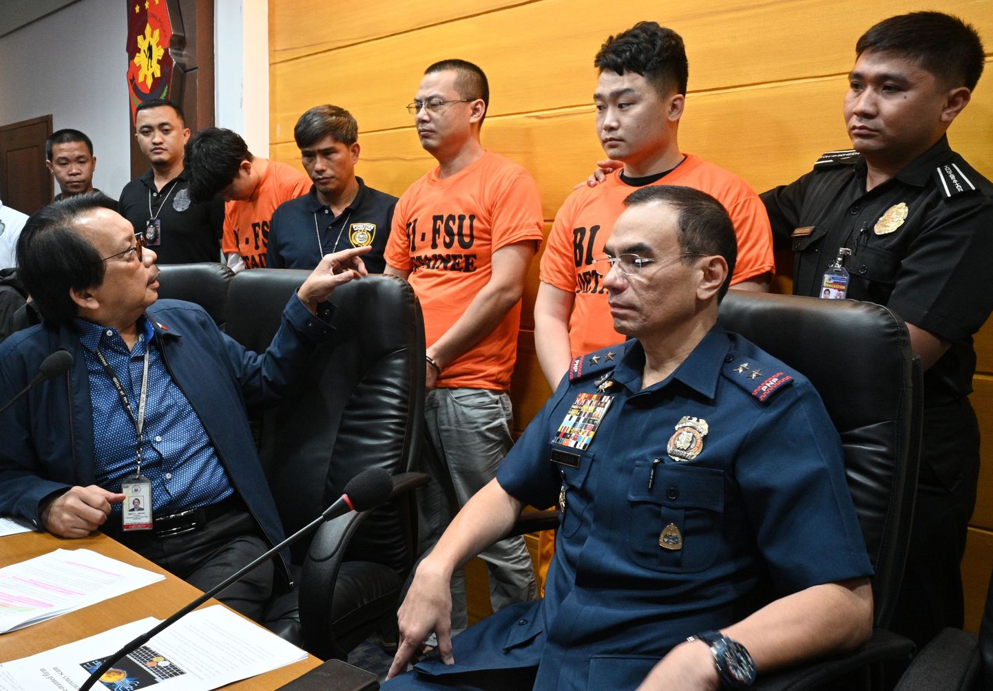 Filipiinide politseidirektor Guillermo Eleazar kuulab prokuröro juttu, kaitsepolitsei ja politseidirektori selja taga seisavad kolm hiinlast 324 seast, keda süüdistatakse keelatud hasartmängude mängimises veebis ja teistes kuritegudes.