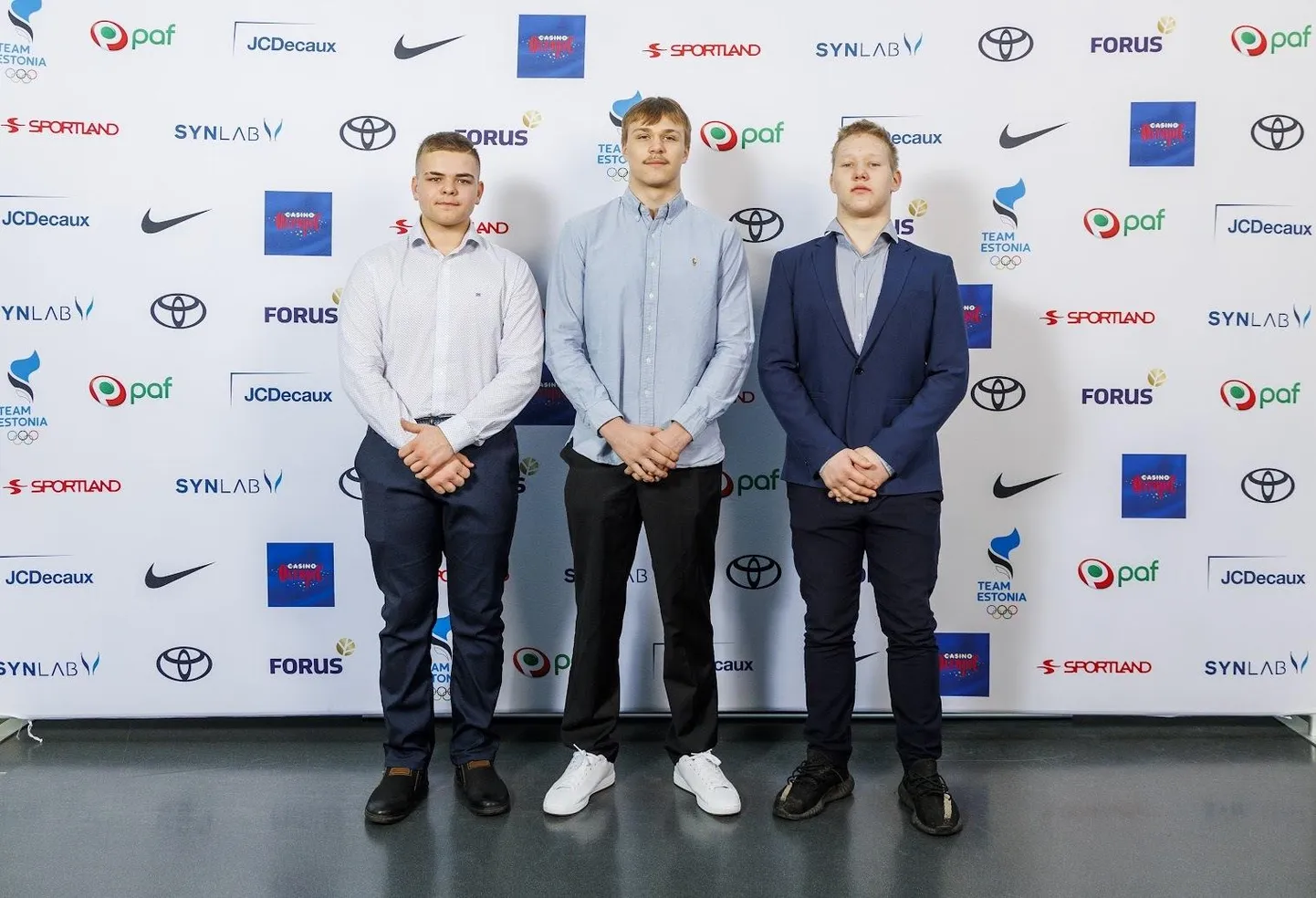 Euroopa meistrivõistlustel kulla ja hõbeda võitnud Marcus-Evert Uhtjärv (keskel) koos noorte raskejõustiklaste Anatoli Zadorožnõi ja Marten Kuusiga.