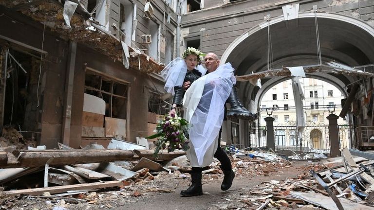Молодожены на фоне разрушенных домов в Харькове