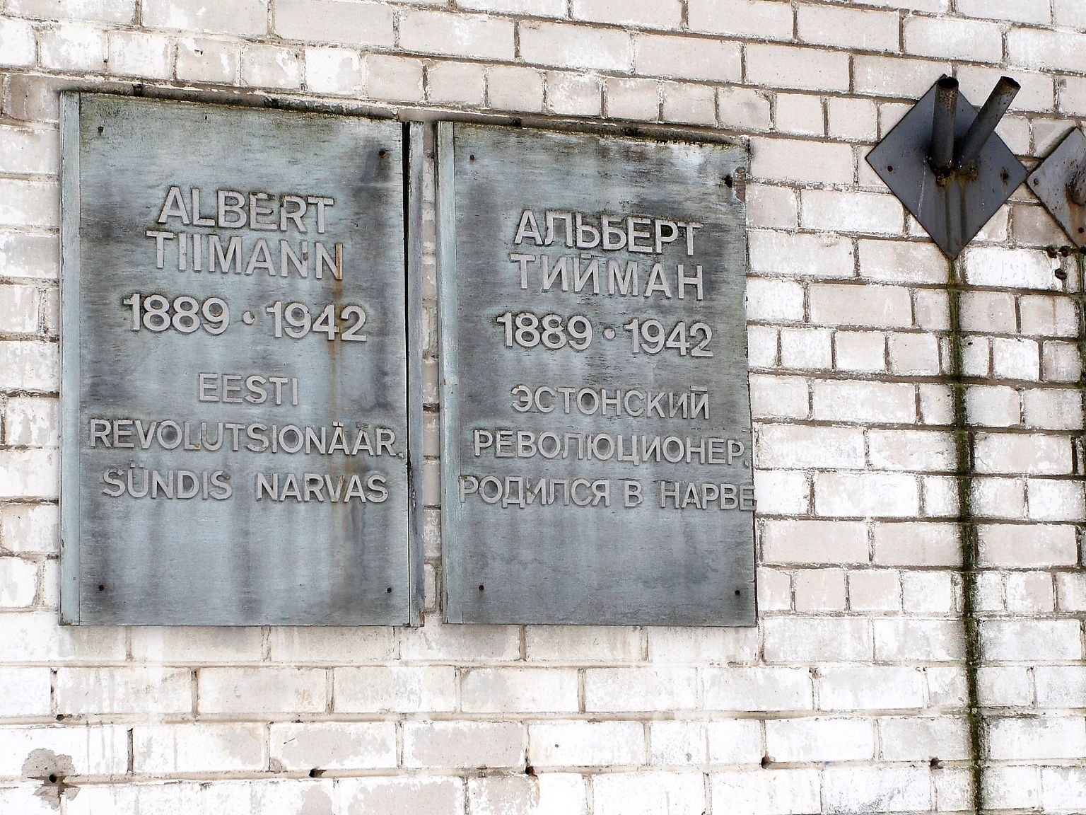 Памятные таблички, некогда имевшиеся на нарвской улице имени Альберта-Аугуста Тиймана.
