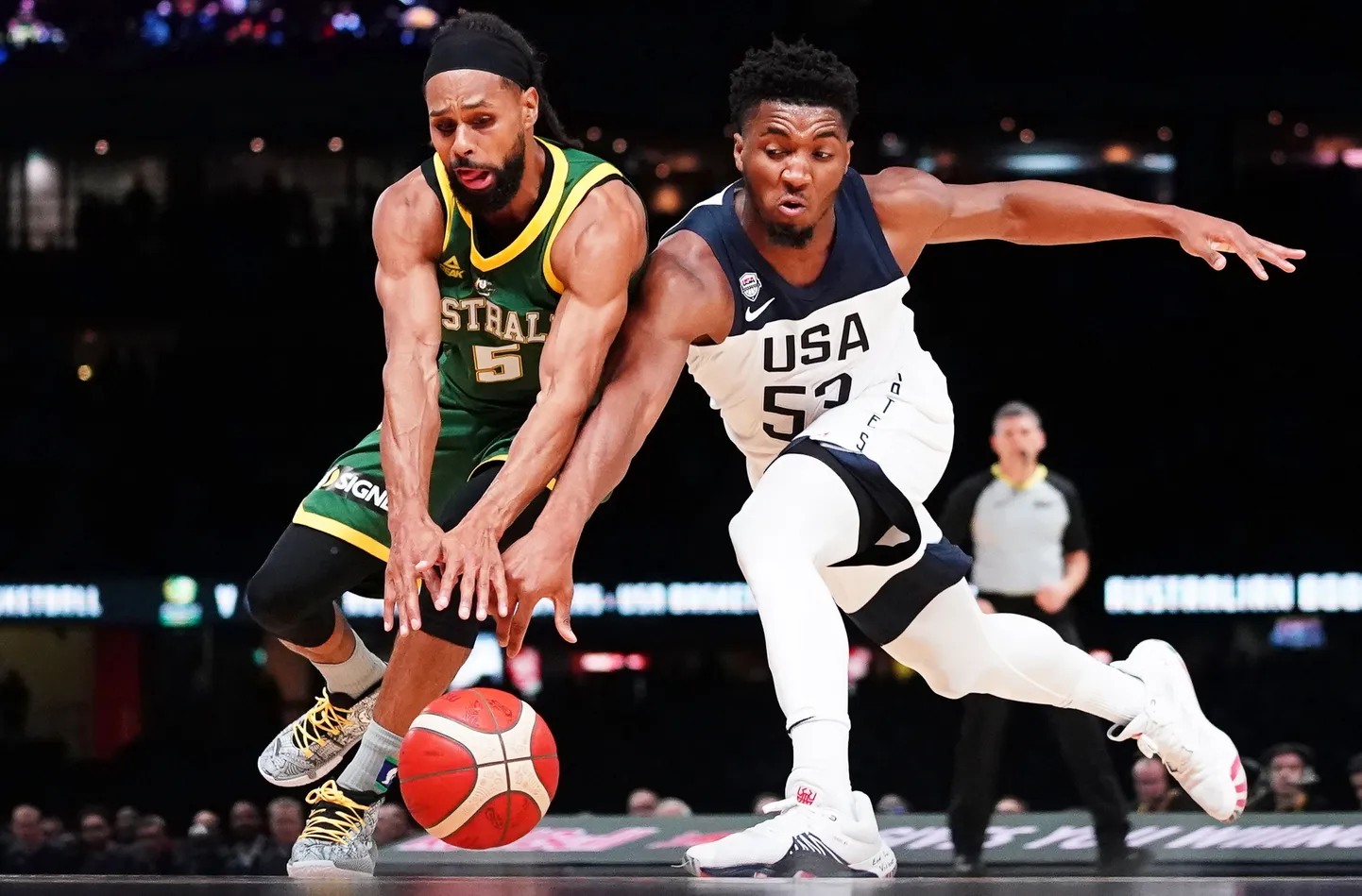 Vasakul Patty Mills võitlemas Donovan Mitchelliga.