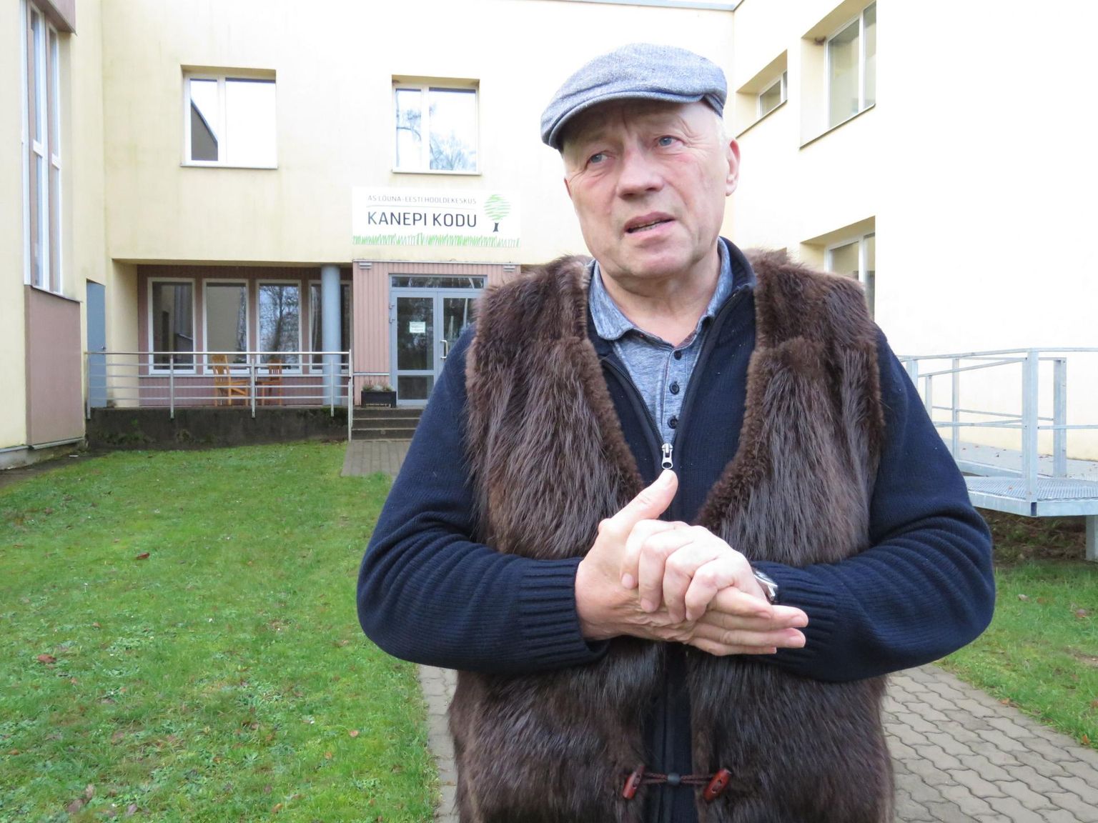 Eneseisolatsioonis viibiv Lõuna-Eesti Hooldekeskus ASi juhatuse liige Ülo Tulik ei tohi üle Kanepi Kodu ukse lävepaku enam kui nädala jalga tõsta.