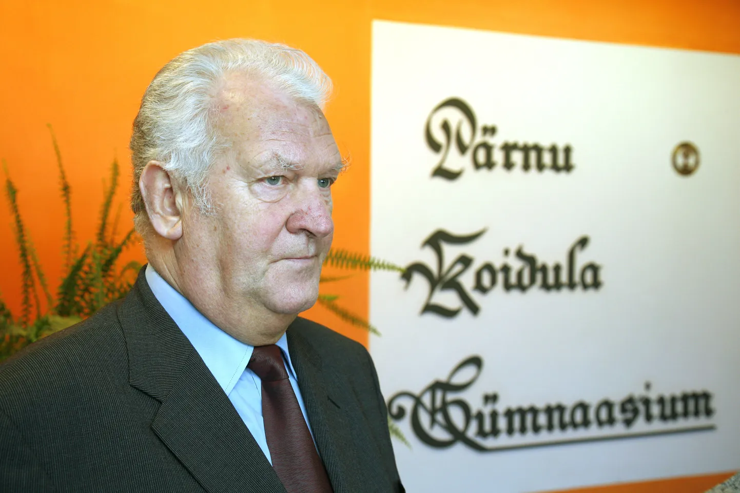 Pärnu Koidula gümnaasiumi kauaaegsele  direktorile Rein Eglonile asendaja leidmine on keeruline.