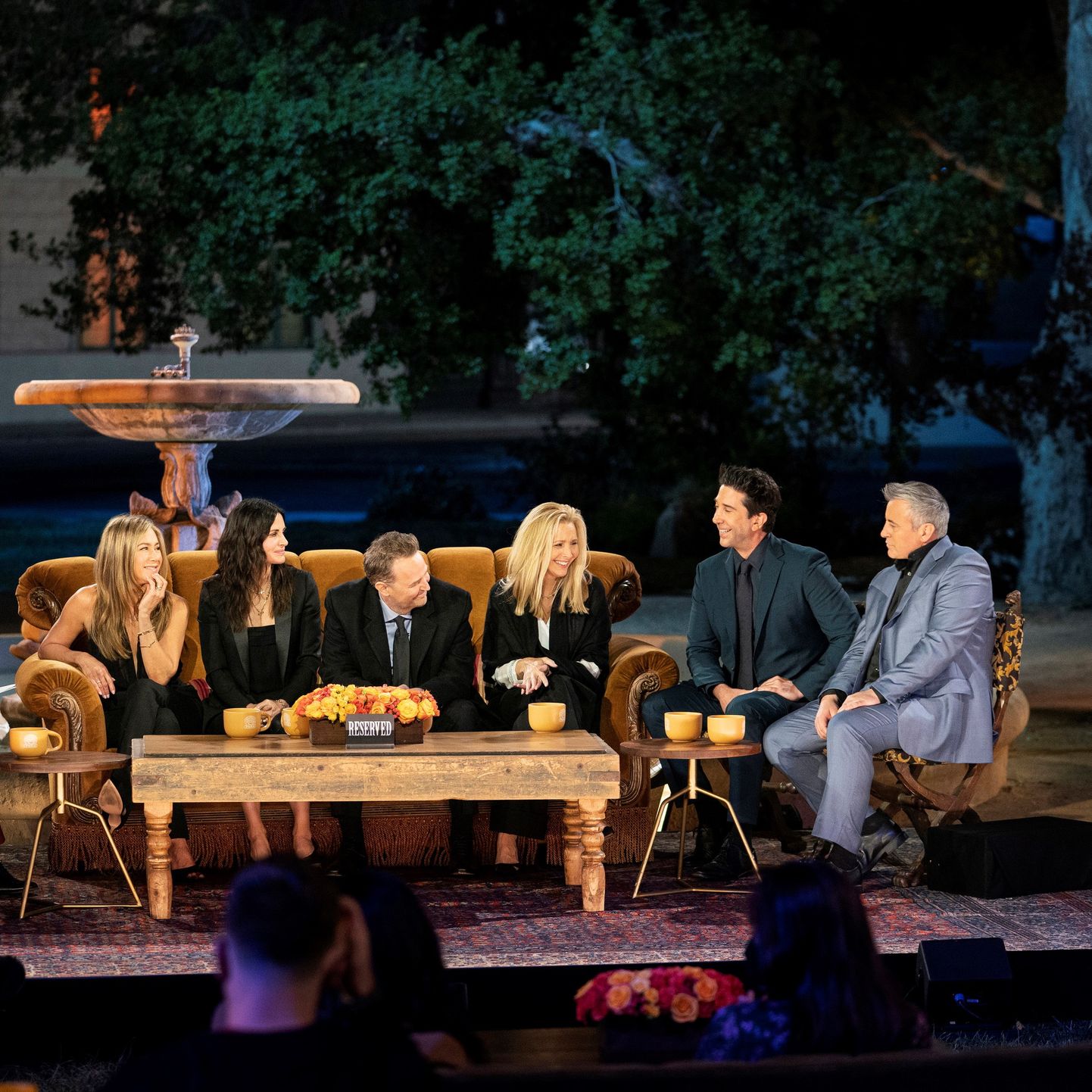 «Sõprade» osalised Jennifer Aniston (vasakult), Courteney Cox, Matthew Perry, Lisa Kudrow, David Schwimmer ja Matt LeBlanc Los Angeleses kokkutulekuosa filmimise ajal.