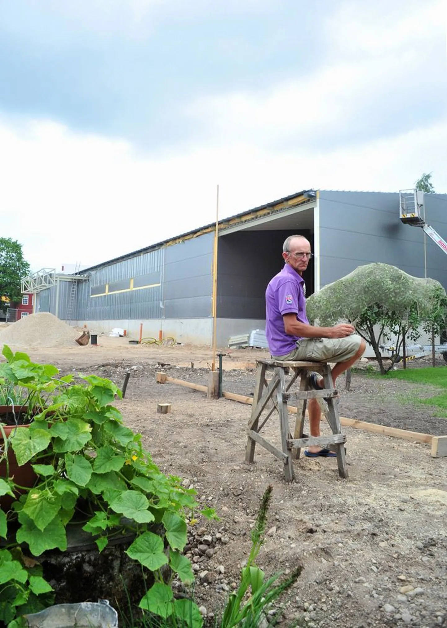 Vladimir Püvel ja mitmel tema naabril on raske leppida, et otse kodumaja kõrvale kerkib nende vastuseisust hoolimata hiiglaslik Maxima supermarket.