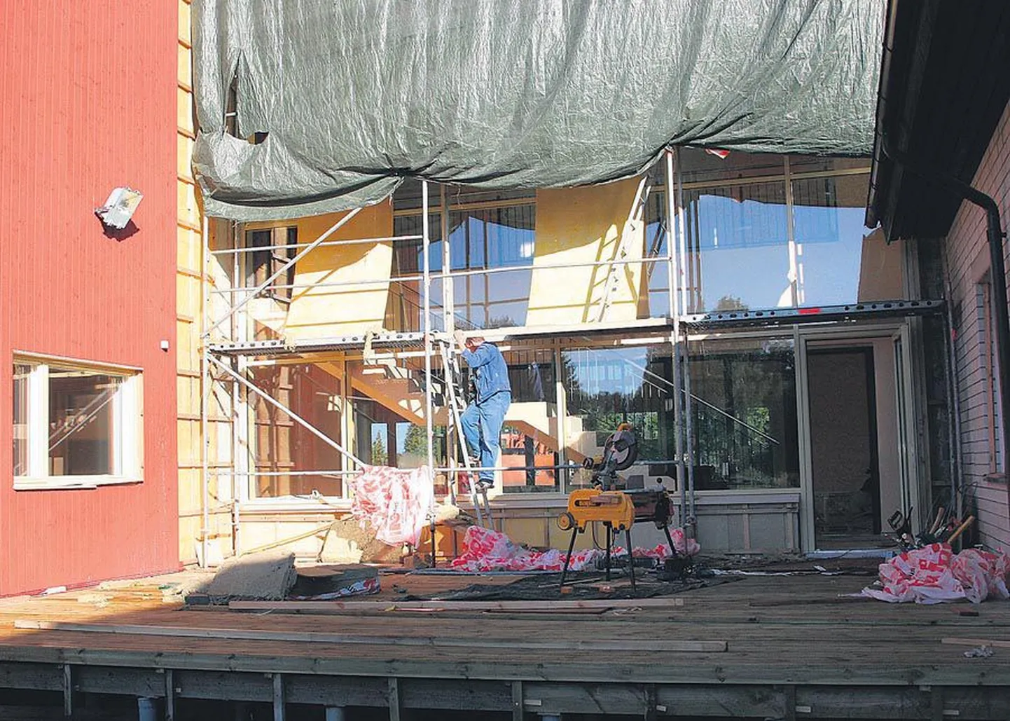 Ehkki homme on 1. september, pole Kalmetu põhikooli remont veel lõppenud. Vallajuhi kinnitusel saab õppetöö küll alata, kuid maja ümber jätkub tegemisi vähemalt kuuks ajaks.