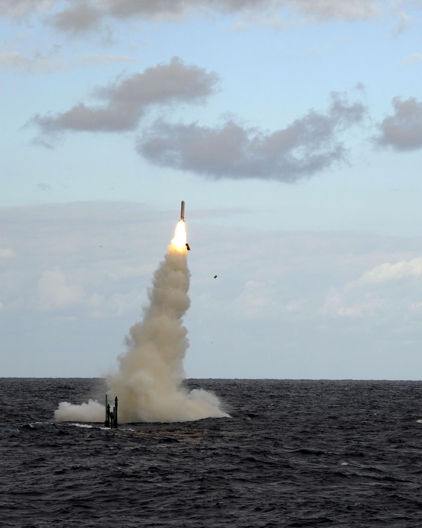 Allveelaev tulistab välja Tomahawk raketi. Foto on illustratiivne.