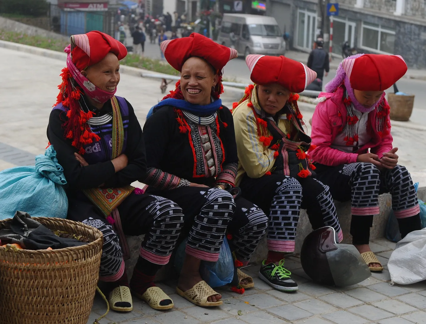Naised kiriku ees vestlemas Lao Cai provintsis Vietnamis