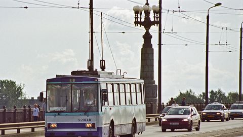 Свидетельница жуткого ДТП с троллейбусом в центре Риги: как сильно подбросило мужчину!