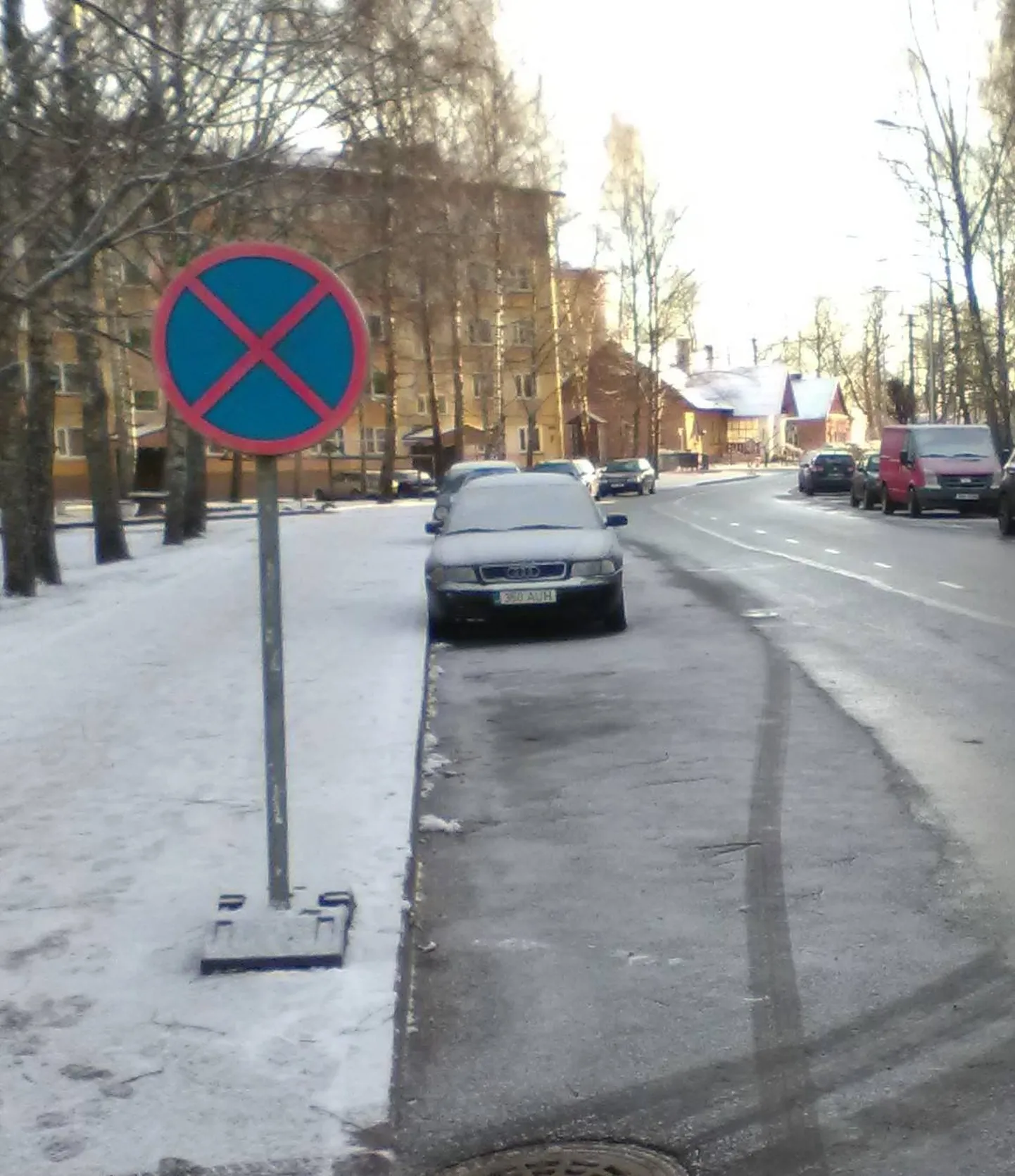 Talviseks lumekoristusperioodiks on mõnel pool Valgas kehtestatud autodele peatumiskeeld, et võimaldada hooldusmasinate tõrgeteta liikumine.