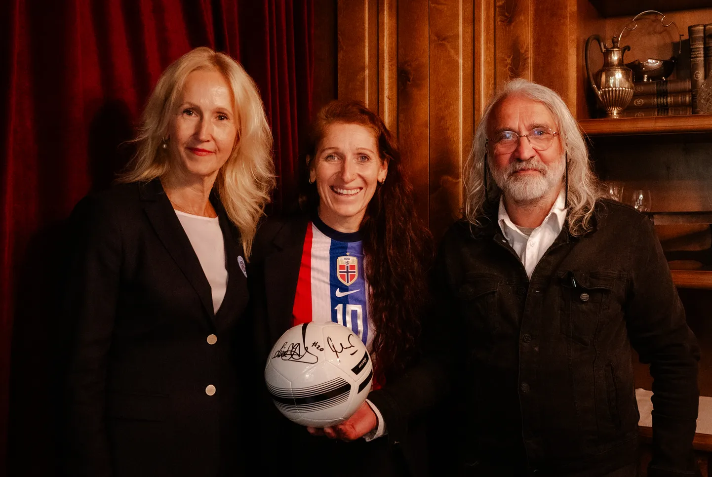 Pildil vasakult EJLi peasekretär Anne Rei, Norra jalgpalliliidu president Lise Klaveness, EJLi president Aivar Pohlak.