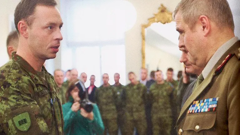 Метсавас сделал головокружительную карьеру в армии, на фото руку ему ждем Рихо Террас.