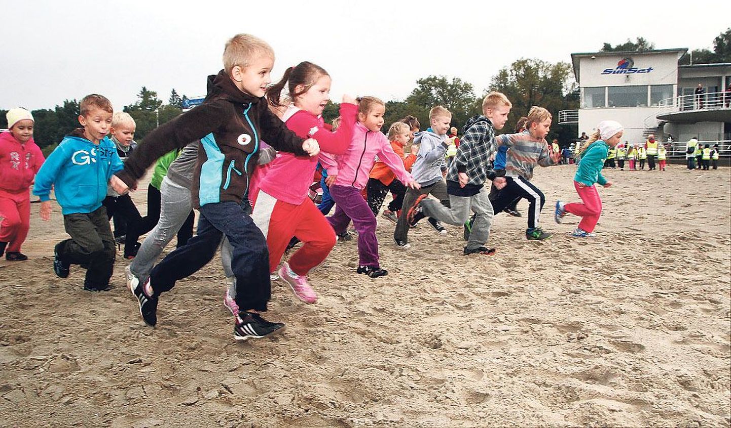 Pärnu rannaliival silkas eile rühmade kaupa võidu linna lasteaedade üle kolmesaja särasilmse ja innuka koolieeliku.
