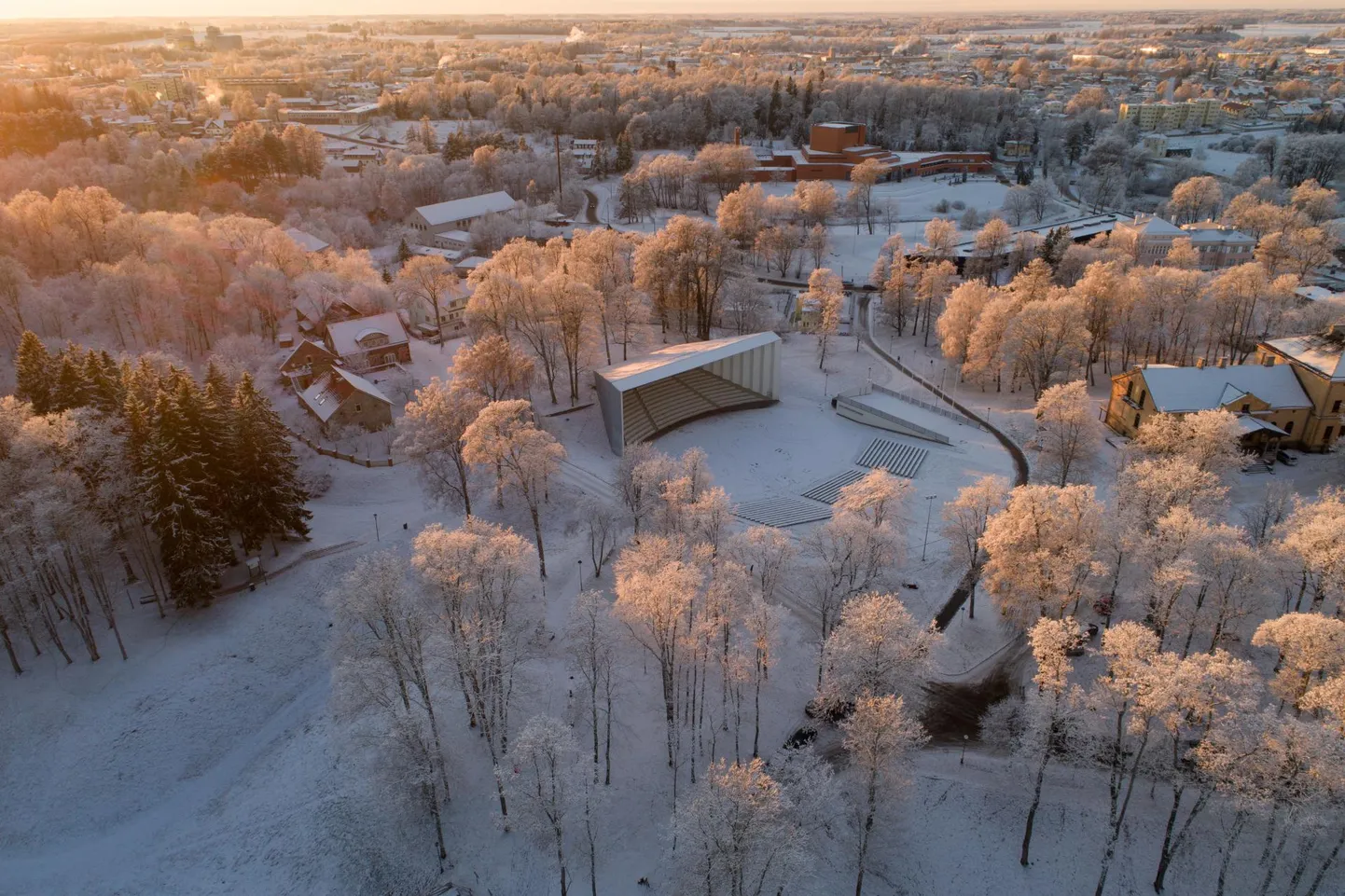 Käesoleva aasta viimasel päeval ootab Viljandi kõiki lauluväljakule tantsule.