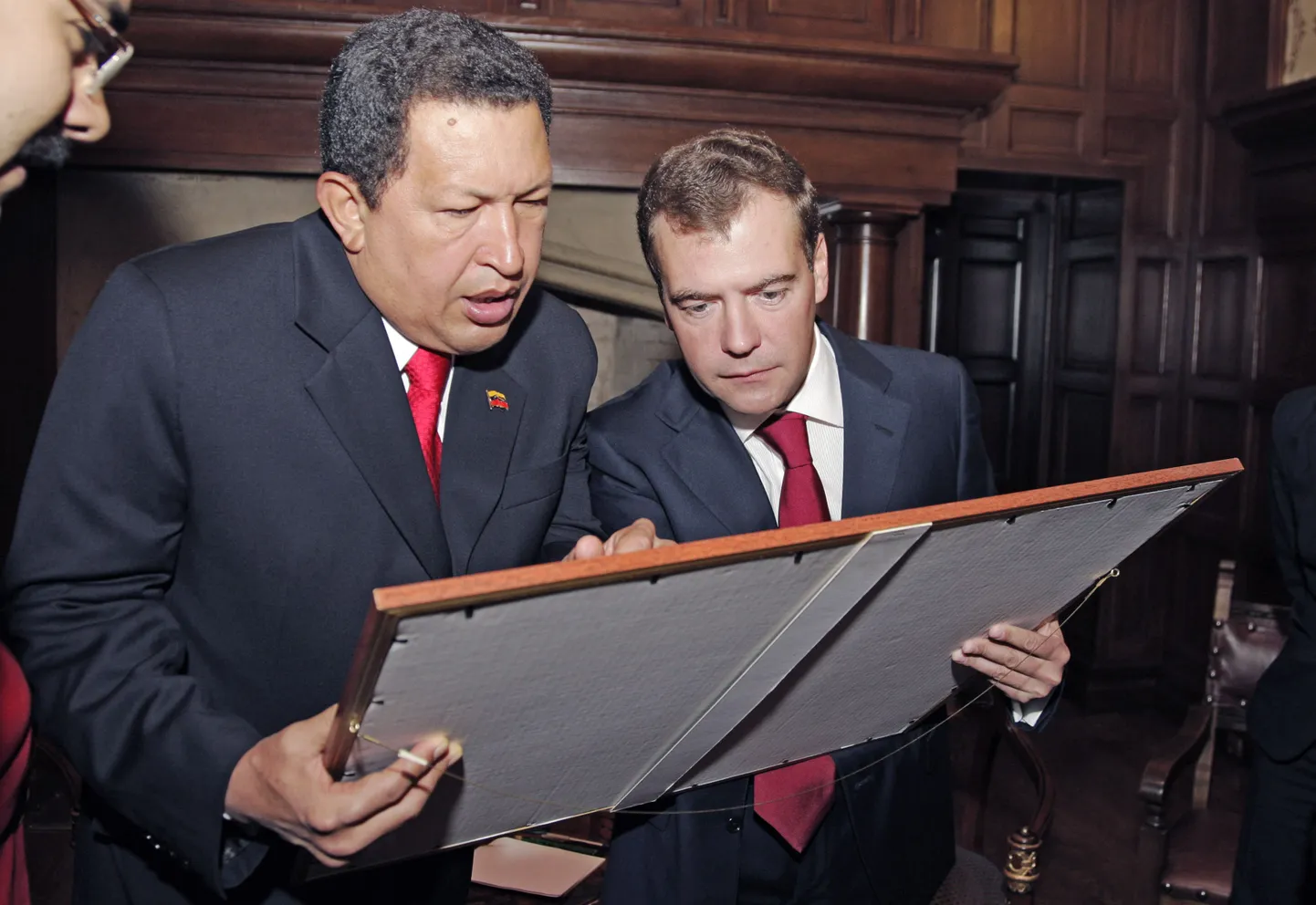 Dmitri Medvedev (paremal) ja Hugo Chavez.