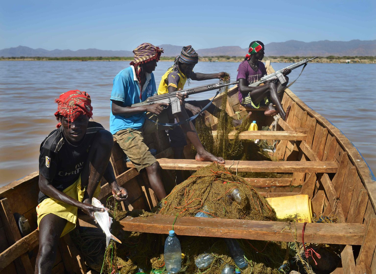 Turkana kalamehed naasevad järvelt, kaasa võetud relvad ei ole mõeldud ainult näitamiseks.